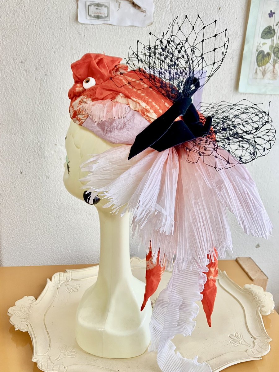 bara_hime's tweet photo. 金魚のトーク帽
8/1.2に合わせて新作
着物生地に
尾びれとエラは布花生地で製作

浴衣はもちろん
七五三や成人式でも絶対可愛いし
お子様の小さくなったもの
お祖母様のもの
お気に入りのアンティークの
兵児帯やお着物生地でオーダーお受けする事もできます
撮影用に尾びれを大胆に横に伸ばしたりも！ https://t.co/tRhdb14Nka