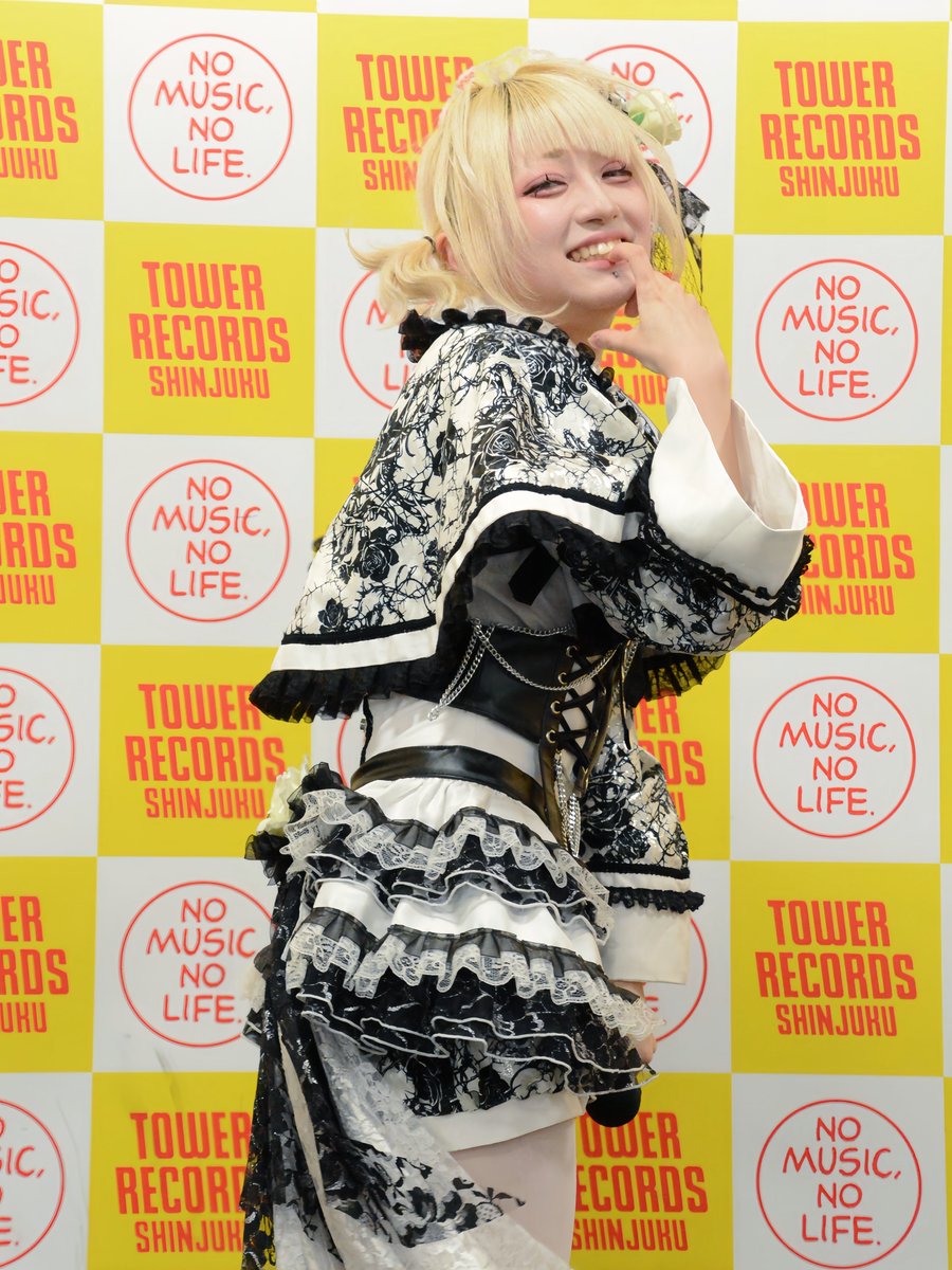 oiran_str's tweet photo. 26.7.25 タワレコ新宿
#メイメイ #Frill
#ふりるの裁縫箱
どっちにするか相談したけど両方ポスト(確認した意味😅) https://t.co/F7mVuEVsgU