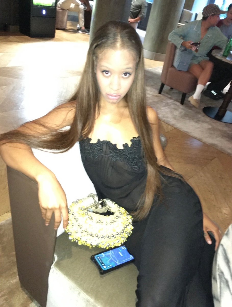 Babyxsosacom's tweet photo. Is the sky blue https://t.co/UqVqzxfFTG
