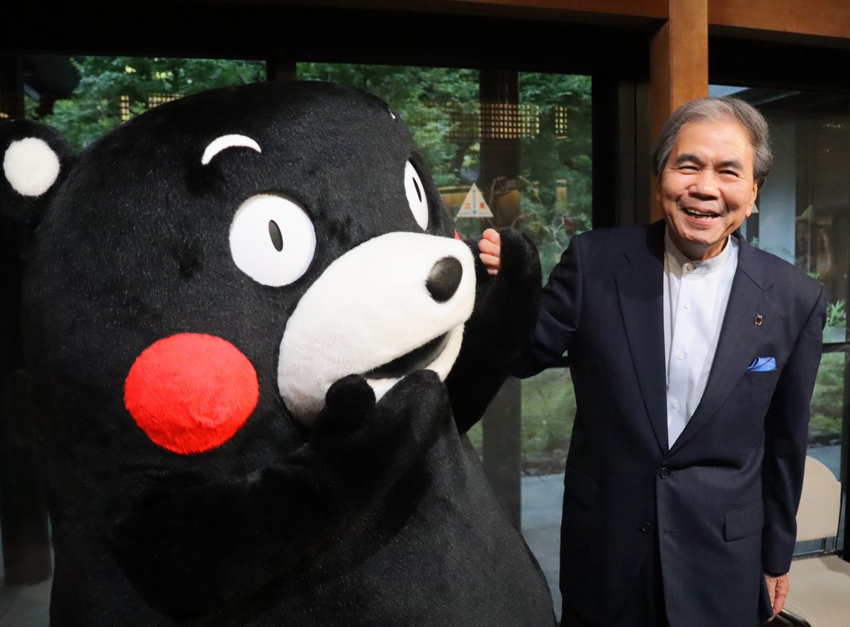 lynx_tip's tweet photo. きのう（2026/07/26）千駄ヶ谷の国立能楽堂で行われた「ファミリー狂言会・夏」。
カメラで撮った写真を取り込みました。
ロビーでお見送りでの蒲島前知事とのツーショット。豆猫の写真ではこの１枚がお気に入り。蒲島前知事、嬉しそう😆😆😆 https://t.co/mBk5ubifUN