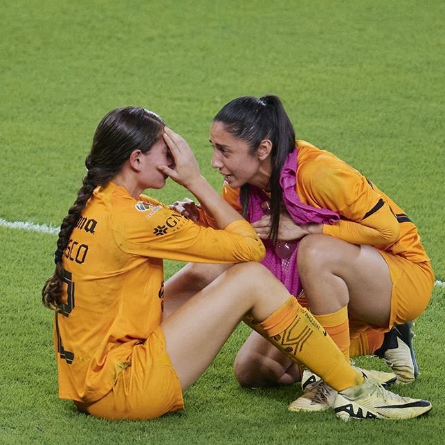 SrtaAguila's tweet photo. Hay derrotas que dejan cicatrices, pero también enseñanzas. Todos recordamos esas lágrimas, porque reflejaban lo mucho que significaba este escudo para ella. Lo que vino después fue trabajo, resiliencia y una determinación inquebrantable. Hoy, @itzel_vl23 demuestra que las caídas no definen a nadie; lo hace la forma en que decides levantarte. De aquel dolor nació una arquera que hoy ya es parte de la historia y que, con una actuación inolvidable, le entrega un campeonato al Club América. 🧤🏆💙💛🦅