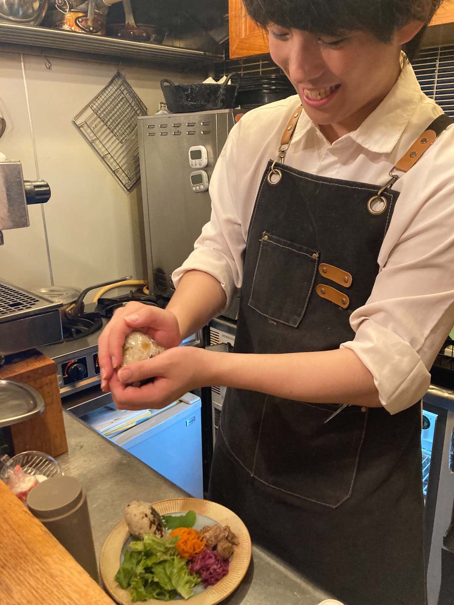 omusubifoyer's tweet photo. 【7/27(月)BAR演劇男子】
支配人・亀ちゃん
ゲストは声優/おむすびホワイエ小屋付の与上透弥‼️

まかないを作るオフショットを掲載📷🍙笑

���夜も楽しいお時間を過ごしましょう🥃✨

ご来店お待ちしています!!

ご予約はこちらまで📩
omusubi.foyer@gmail.com
※ご予約無しでもご来店頂けます🎵 https://t.co/OyKqTwp0i4