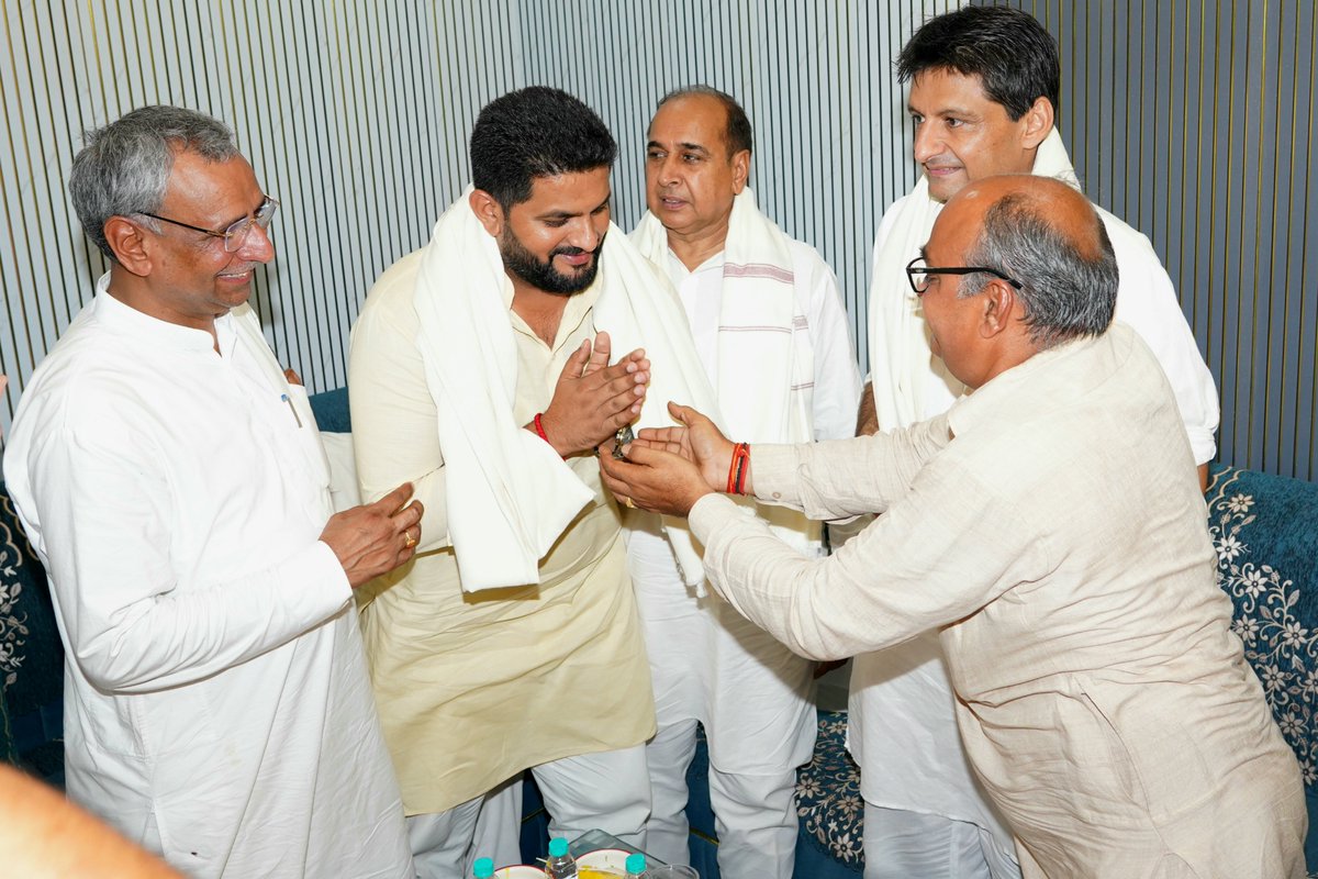 Jassipetwar_inc's tweet photo. कल उकलाना में हमारे नेता एवं लोकसभा सांसद भाई दीपेंद्र सिंह हुड्डा जी के साथ नवनिर्वाचित नगर पालिका चेयरमैन बहन रीमा सोनी जी के आवास पर पहुंचकर उन्हें ऐतिहासिक जीत की हार्दिक बधाई एवं शुभकामनाएं दीं। इस अवसर पर उनके पिता एवं प्रमुख समाजसेवी श्री सुरेश सोनी जी ने आत्मीय स्वागत किया।

उकलाना की जनता द्वारा दिए गए इस जनादेश के लिए बहन रीमा सोनी जी को पुनः शुभकामनाएं दीं तथा उनके सफल कार्यकाल की कामना की। विश्वास है कि उनके नेतृत्व में नगर पालिका क्षेत्र के विकास कार्यों को नई गति मिलेगी और वे जनहित को सर्वोच्च प्राथमिकता देते हुए जनता की उम्मीदों पर खरा उतरेंगी।

इस अवसर पर हिसार से लोकप्रिय सांसद श्री जयप्रकाश (जेपी) जी, सोनीपत से लोकप्रिय सांसद श्री सतपाल ब्रह्मचारी जी, उकलाना से विधायक बड़े भाई नरेश सेलवाल जी, आदमपुर से विधायक श्री चंद्र प्रकाश जांगड़ा जी, पूर्व चेयरमैन श्री सुमन शर्मा जी, भाई पवन गोयल जी, भाई तेजवीर पुनिया जी, भाई सतेंद्र सहारण जी, जिला पार्षद भाई कर्मकेश कुंडू जी, NSUI हिसार जिला अध्यक्ष भाई रोहित दलाल जी, हिसार युवा हल्का शहरी अध्यक्ष भाई भरत सोनी जी, उकलाना युवा हल्का अध्यक्ष भाई विक्की सरेहड़ा जी सहित उकलाना एवं हिसार जिले के वरिष्ठ नेता एवं कार्यकर्ता साथी उपस्थित रहे।

#नारनौंद_का_जस्सी 
#जस्सी_का_नारनौंद 

@DeependerSHooda 
@JaiParkash_INC 
@SBrahmcharii 
@Chander00274022
