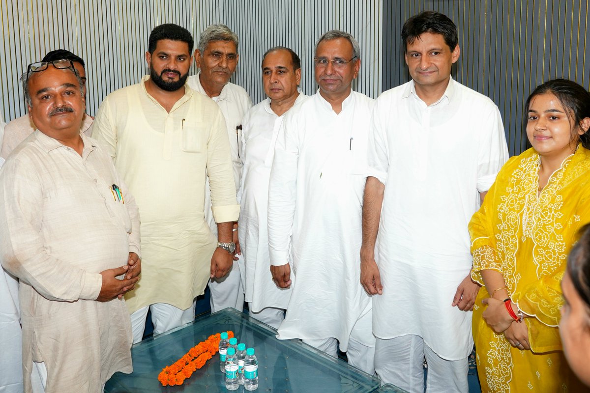 Jassipetwar_inc's tweet photo. कल उकलाना में हमारे नेता एवं लोकसभा सांसद भाई दीपेंद्र सिंह हुड्डा जी के साथ नवनिर्वाचित नगर पालिका चेयरमैन बहन रीमा सोनी जी के आवास पर पहुंचकर उन्हें ऐतिहासिक जीत की हार्दिक बधाई एवं शुभकामनाएं दीं। इस अवसर पर उनके पिता एवं प्रमुख समाजसेवी श्री सुरेश सोनी जी ने आत्मीय स्वागत किया।

उकलाना की जनता द्वारा दिए गए इस जनादेश के लिए बहन रीमा सोनी जी को पुनः शुभकामनाएं दीं तथा उनके सफल कार्यकाल की कामना की। विश्वास है कि उनके नेतृत्व में नगर पालिका क्षेत्र के विकास कार्यों को नई गति मिलेगी और वे जनहित को सर्वोच्च प्राथमिकता देते हुए जनता की उम्मीदों पर खरा उतरेंगी।

इस अवसर पर हिसार से लोकप्रिय सांसद श्री जयप्रकाश (जेपी) जी, सोनीपत से लोकप्रिय सांसद श्री सतपाल ब्रह्मचारी जी, उकलाना से विधायक बड़े भाई नरेश सेलवाल जी, आदमपुर से विधायक श्री चंद्र प्रकाश जांगड़ा जी, पूर्व चेयरमैन श्री सुमन शर्मा जी, भाई पवन गोयल जी, भाई तेजवीर पुनिया जी, भाई सतेंद्र सहारण जी, जिला पार्षद भाई कर्मकेश कुंडू जी, NSUI हिसार जिला अध्यक्ष भाई रोहित दलाल जी, हिसार युवा हल्का शहरी अध्यक्ष भाई भरत सोनी जी, उकलाना युवा हल्का अध्यक्ष भाई विक्की सरेहड़ा जी सहित उकलाना एवं हिसार जिले के वरिष्ठ नेता एवं कार्यकर्ता साथी उपस्थित रहे।

#नारनौंद_का_जस्सी 
#जस्सी_का_नारनौंद 

@DeependerSHooda 
@JaiParkash_INC 
@SBrahmcharii 
@Chander00274022