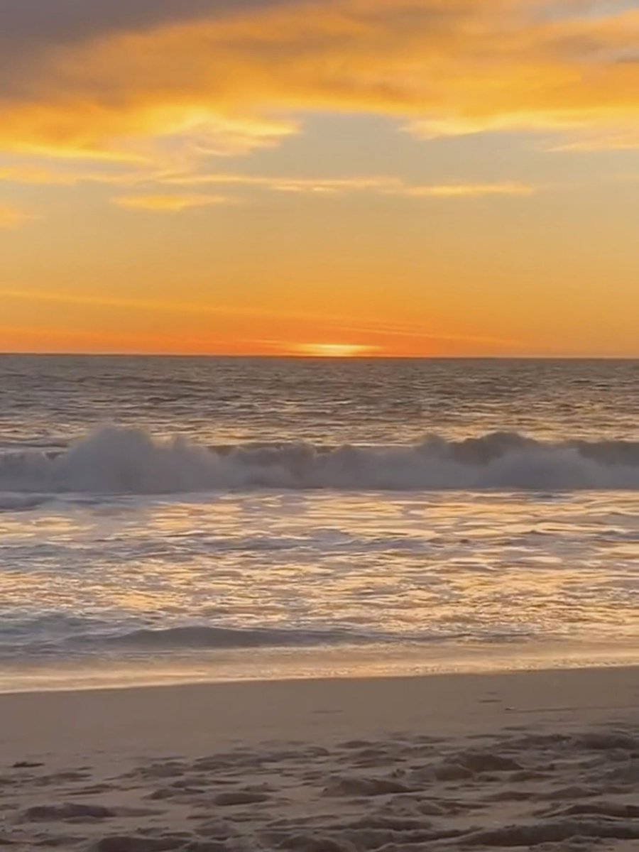 Djbhbjvpe's tweet photo. Slow down, listen to the sound of the waves, and watch the sunset bathe the world in gold. #Sunset #SeasideSunset #MostBeautifulSunset https://t.co/xXmD3bqYnc