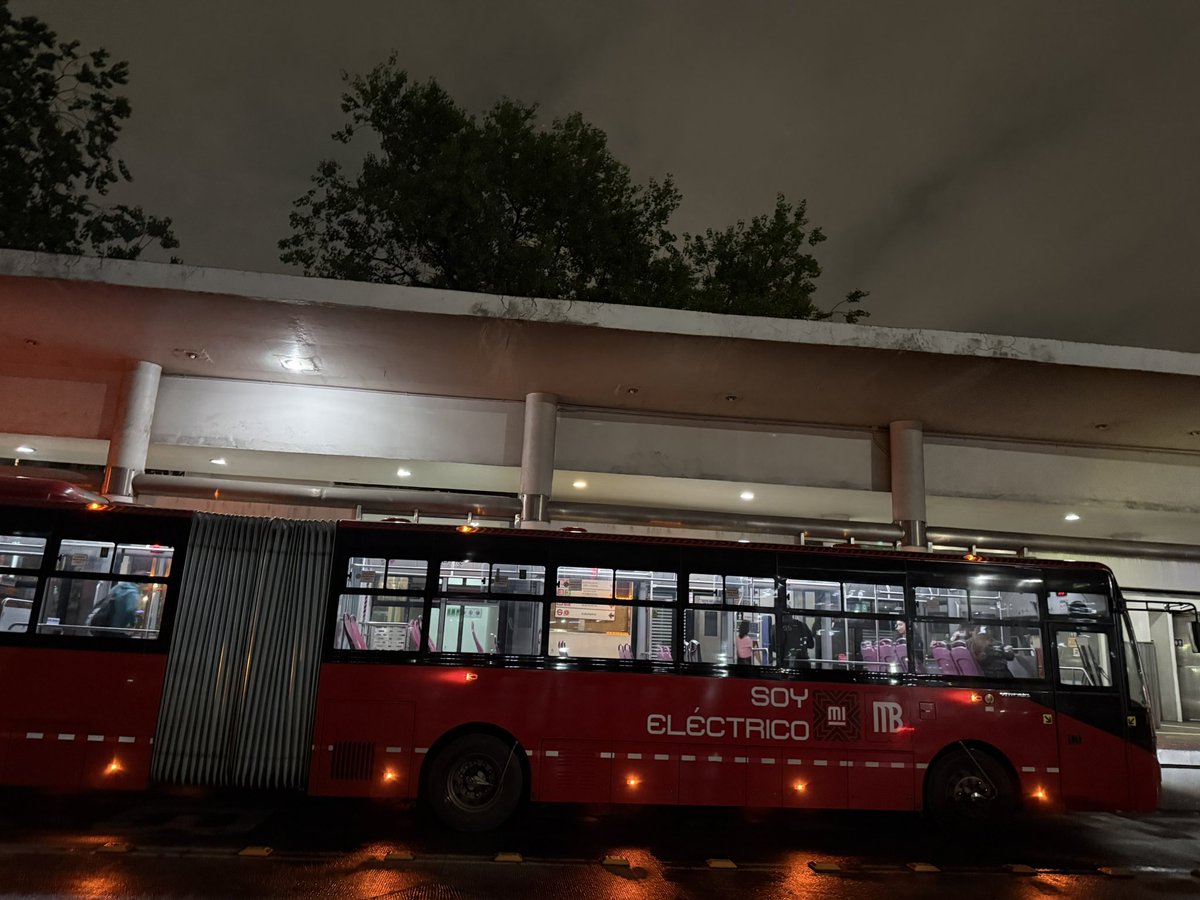 Maharba1483's tweet photo. @MetrobusCDMX sin alumbrar las estaciones en el área de puertas solo una luminaria funcionando @ClaraBrugadaM https://t.co/gZnR8RVHpJ