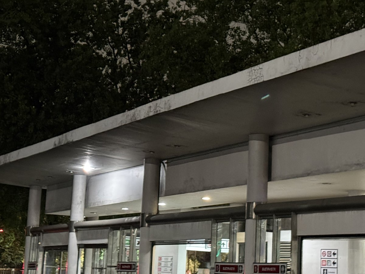 Maharba1483's tweet photo. @MetrobusCDMX sin alumbrar las estaciones en el área de puertas solo una luminaria funcionando @ClaraBrugadaM https://t.co/gZnR8RVHpJ