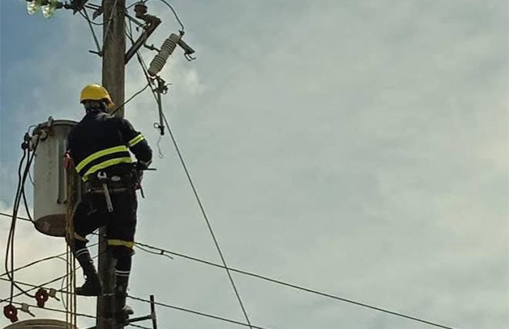 ACN_Cuba's tweet photo. 🗣️👨‍🔧 ⚡Autoridades del SEN informan este sábado campaña intensiva en La Habana para reparar, mantener y sustituir transformadores monofásicos dañados.
Las averías se deben al aumento del consumo por las altas temperaturas y las prolongadas horas de déficit energético este verano. https://t.co/RR8OVuJMoS