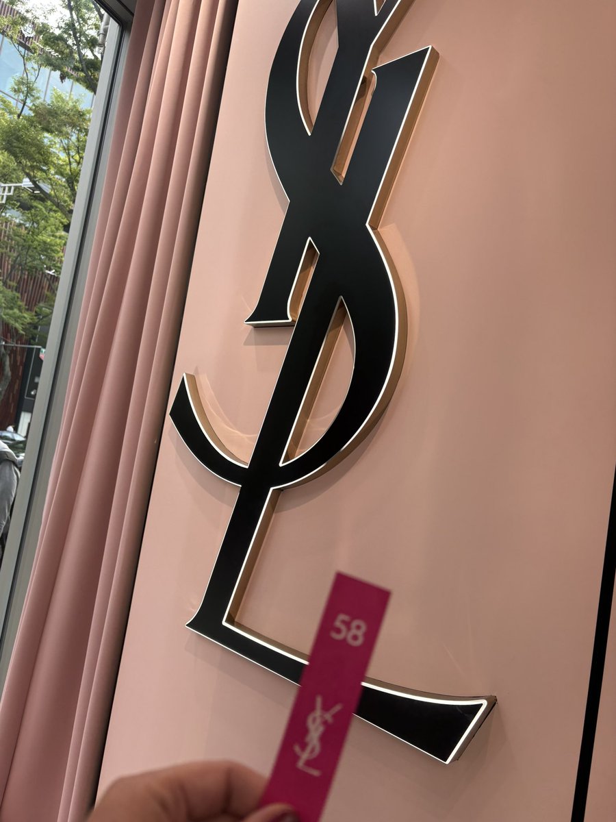 6934Black's tweet photo. 人生初のイヴ・サンローランでお買い物しました🛍
ブランドを自分のために買うことがないので誰かのお誕生日とかで新境地に足を踏み入れる度ドキドキ😂
予算だいぶオーバーしちゃったけど喜んでもらえるといいな😊 https://t.co/0g69VCYdWQ