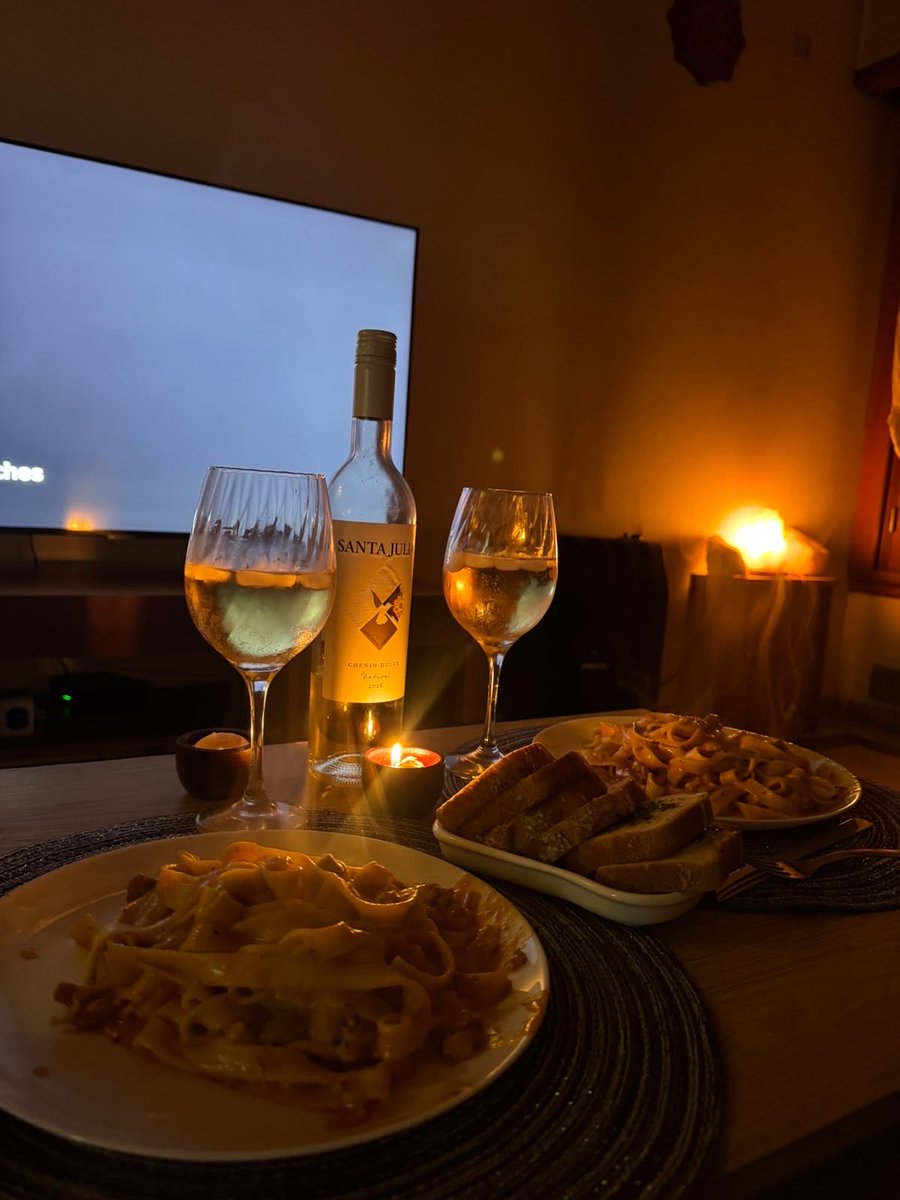 malericciardii's tweet photo. Como vas a preferir una vida de soltero, haciendo cualquiera antes que estos planes con el amor de tu vida, y estar completamente enamorada? Diosito déjame acá que soy la mas feliz🌹♥️ https://t.co/xBiTwparlH