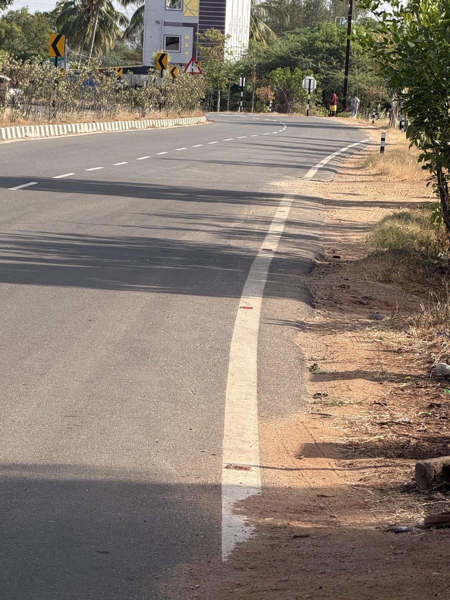 rmohn16's tweet photo. @tnhighwaysdept why pedestrians should walk on the brink of death https://t.co/MjeahSRVFw