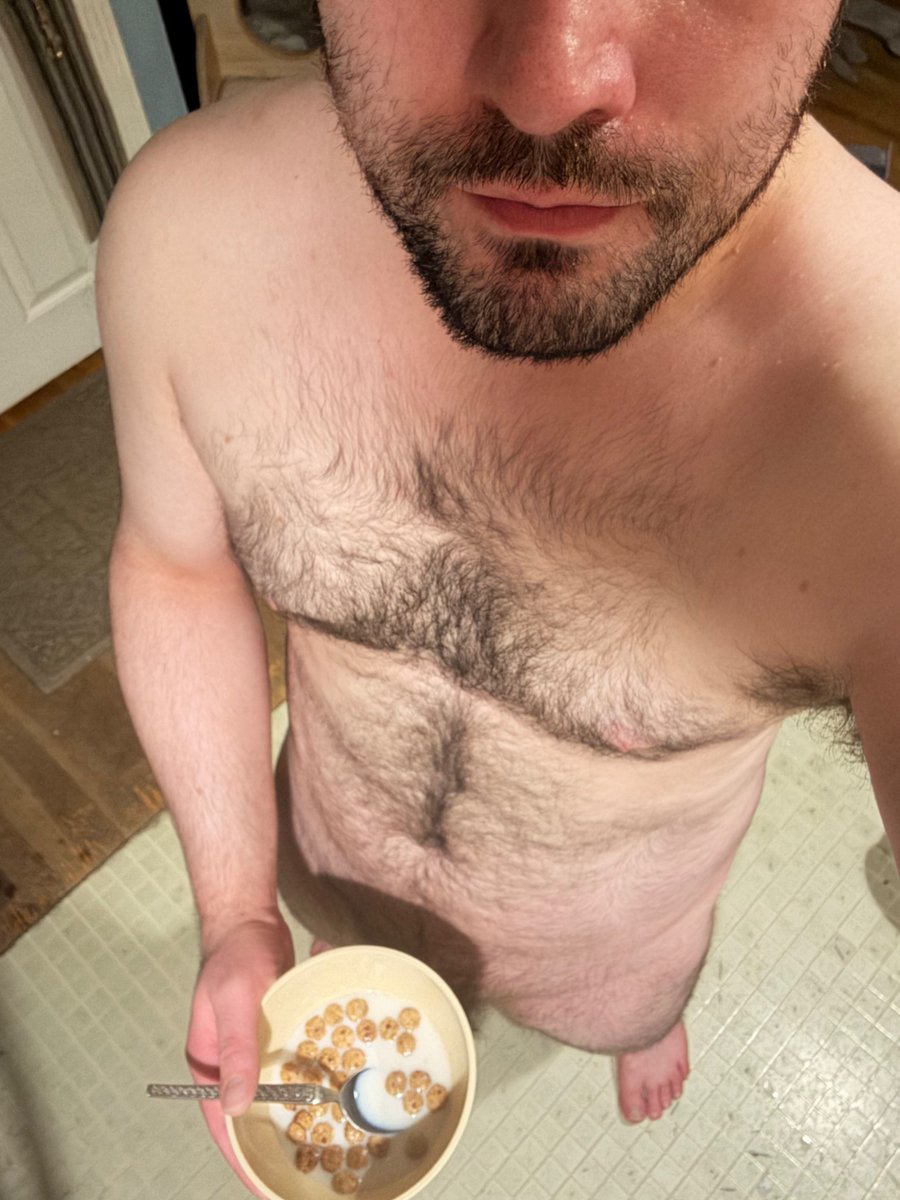 DCab94's tweet photo. Lane night bowl of cereal before bed https://t.co/bQbzoYziiG