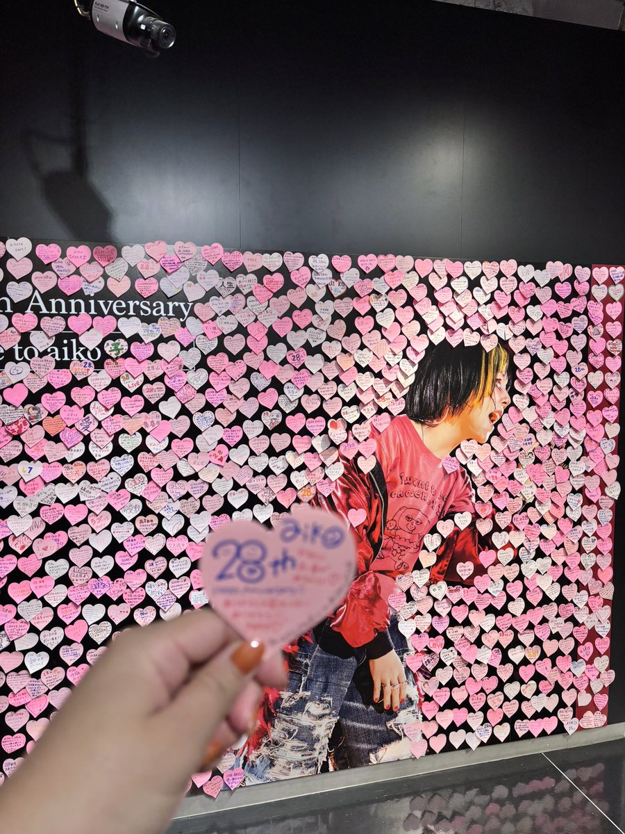 Tomatomato72's tweet photo. こんなに沢山のジャンキーに愛されとるaikoって凄いなーと思うし、そんなaikoを好きな自分がすごく誇らしかった。
改めて28周年おめでとう🎉

昨日まで激務で、最終日ギリギリに滑り込みやったけど行けて良かった😭
aiko大好き🫶
これからも健康第一で歌い続けてね🎶

@aiko_dochibi https://t.co/En2Am0u7gZ