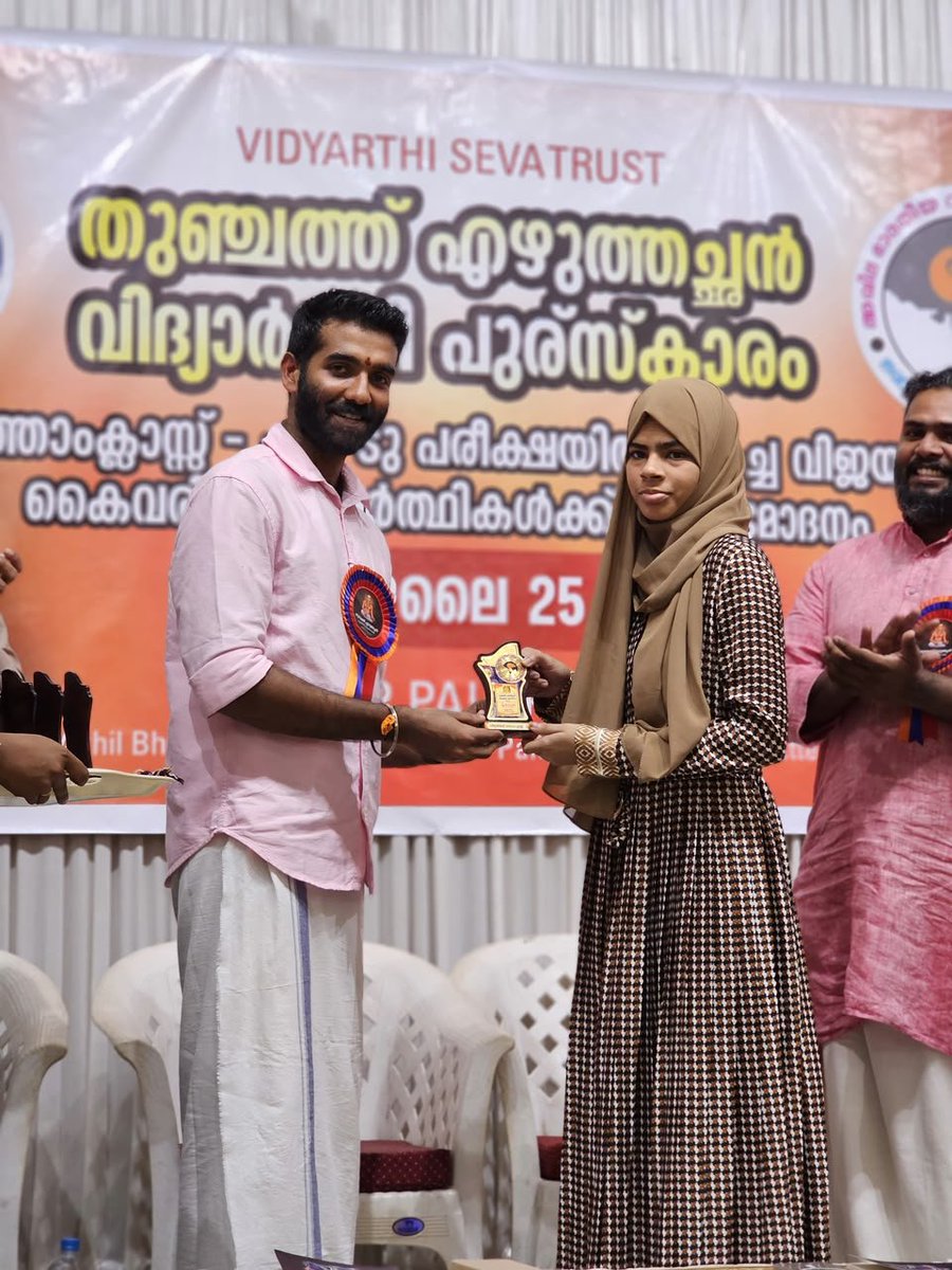 ABVPVoice's tweet photo. ABVP Kerala successfully organised the Thunchath Ezuthachan Students Award ceremony to honour the meritorious students of Class X and Class XII for their outstanding academic achievements.

The programme graced by the esteemed presence of Dr. Anoop Akkoorath Mana (IIT Palakkad) and Shri Shravan B. Raj, National Secretary, ABVP.

More than 350 students were felicitated, celebrating their hard work, dedication, and pursuit of excellence.
#ABVP