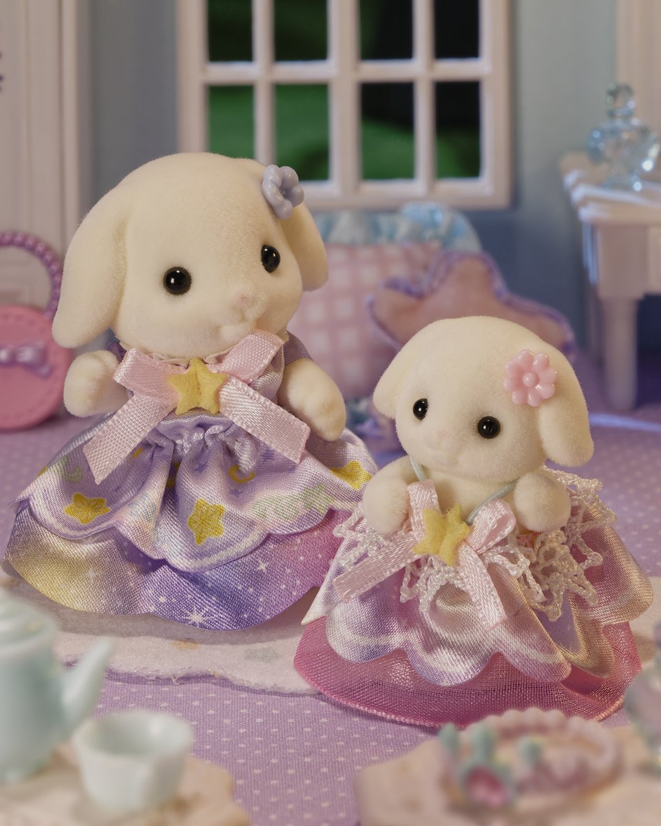 SylvanianJP's tweet photo. ＼✨ファミマオンライン先行販売商品✨／
『ドリーミードレスペアセット ~フローラウサギの女の子＆赤ちゃん~』
ほしぞら柄のドレスがかわいいフローラウサギの女の子と赤ちゃんのペアセットです🌟

価格：3,000円(税込)
予約抽選申込期間：2026年7月28日(火)10:00～8月23日(日)

商品予約ページはこちら▼
https://t.co/WhiaH1KE2J…

※商品予約ページは7/28(火)10:00に表示されます。
※抽選販売です。

#シルバニアファミリー #シルバニア
#ファミマ #ドレス #星空