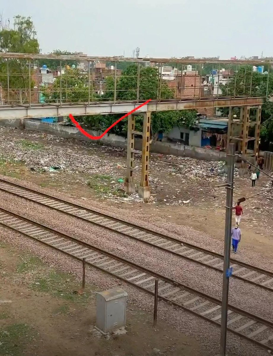 bha17233's tweet photo. 🚨 नांगलोई–सुल्तानपुरी के बीच अधूरा फुट ओवर ब्रिज जल्द पूरा किया जाए। हजारों लोग रोज़ जान जोखिम में डालकर रेलवे ट्रैक पार करने को मजबूर हैं। सुरक्षा को @RailMinIndia प्राथमिकता दें। 🙏

#Nangloi #Sultanpuri #IndianRailways #RailwaySafety #FootOverBridge #SaveLives #जनहित https://t.co/uQoOFCWQsy