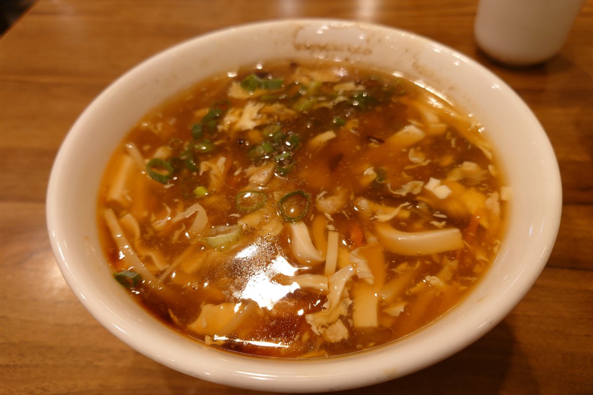 JUN791209's tweet photo. 台湾・台北市の『京鼎小館』にて夜の部二次会。鼎泰豊で修行した料理人が作る薄皮できめ細やかな小籠包はアツアツジューシーで最高です。お酢と胡椒が効いた酸辣湯と共に美味しくいただきました😊 https://t.co/bI0dqL8Fz8