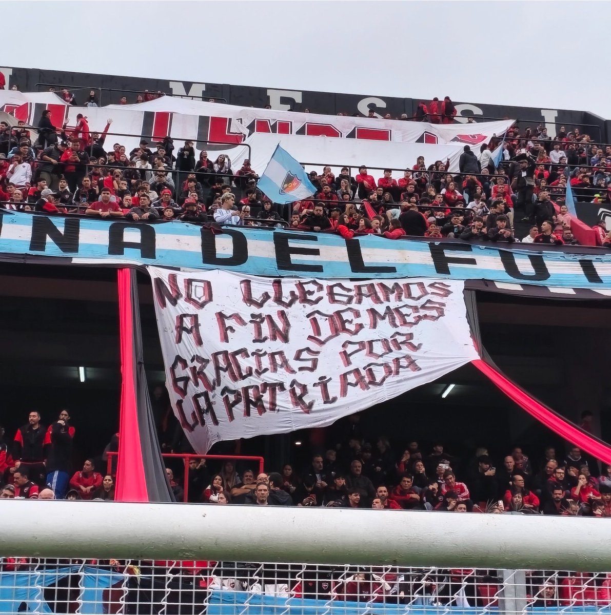 FutboliPolitica's tweet photo. 🇦🇷”No llegamos a fin de mes. Gracias por la patriada”

En el partido de ayer, los hinchas de Newell’s desplegaron esta bandera en homenaje a Messi, con una frase que el jugador dijo tras el Mundial y por la que el gobierno de Javier Milei se quejó. https://t.co/Lh9H4Vj3ax