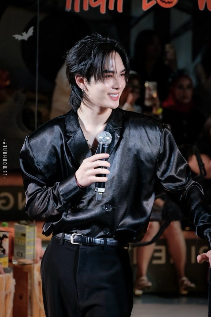 https_tanapong's tweet photo. there better be a lot of waist grabbing bcs that waist cannot be ignored and not held by P’s arms 😩 https://t.co/n0mvFQ6zJK