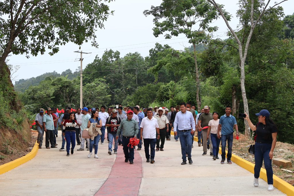 Isaac2lopez's tweet photo. Esta mañana fuimos testigos de la entrega de obra de pavimentación en la agencia de Llano de León, San Jerónimo Coatlán. 
Esta obra representa un avance significativo y muy importante para la conectividad y el desarrollo de las comunidades. https://t.co/AVbklNsUUG