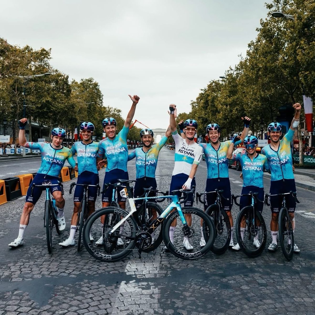 KZAmbFR's tweet photo. Heureuse d’avoir assisté à la dernière étape du#Tour de France sur les Champs Elysées pour soutenir @XDSAstanaTeam.
J’ai eu le plaisir d’y échanger avec #Alexandre Vinokourov, fondateur et leader de l’équipe 🇰🇿, ainsi qu’avec le Maire de Paris @egregoire et l’Adjointe au Maire @AudreyPulvar. Ce fut une joie de vivre cet événement à #Paris qui accueille toujours avec succès les plus grandes compétitions sportives.
Félicitations et merci à #Max Kanter pour sa très belle 4ᵉ place à la finale du @LeTour, une belle récompense pour l’équipe #XDS Astana Team!