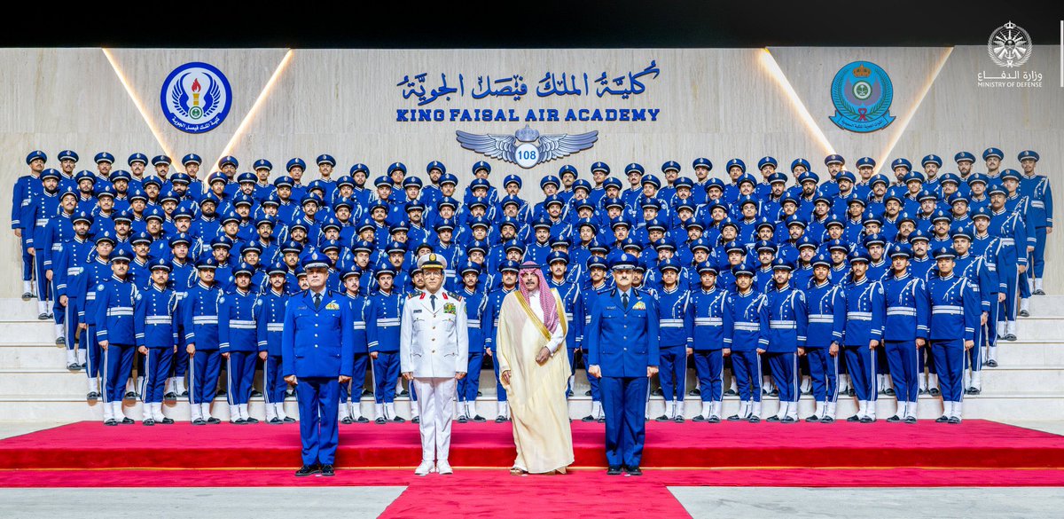 TRNP_0's tweet photo. صقور سلمان 🇸🇦💚

الدفعة 108 - كلية الملك فيصل الجوية 🇸🇦 https://t.co/mpT8z6Olhe