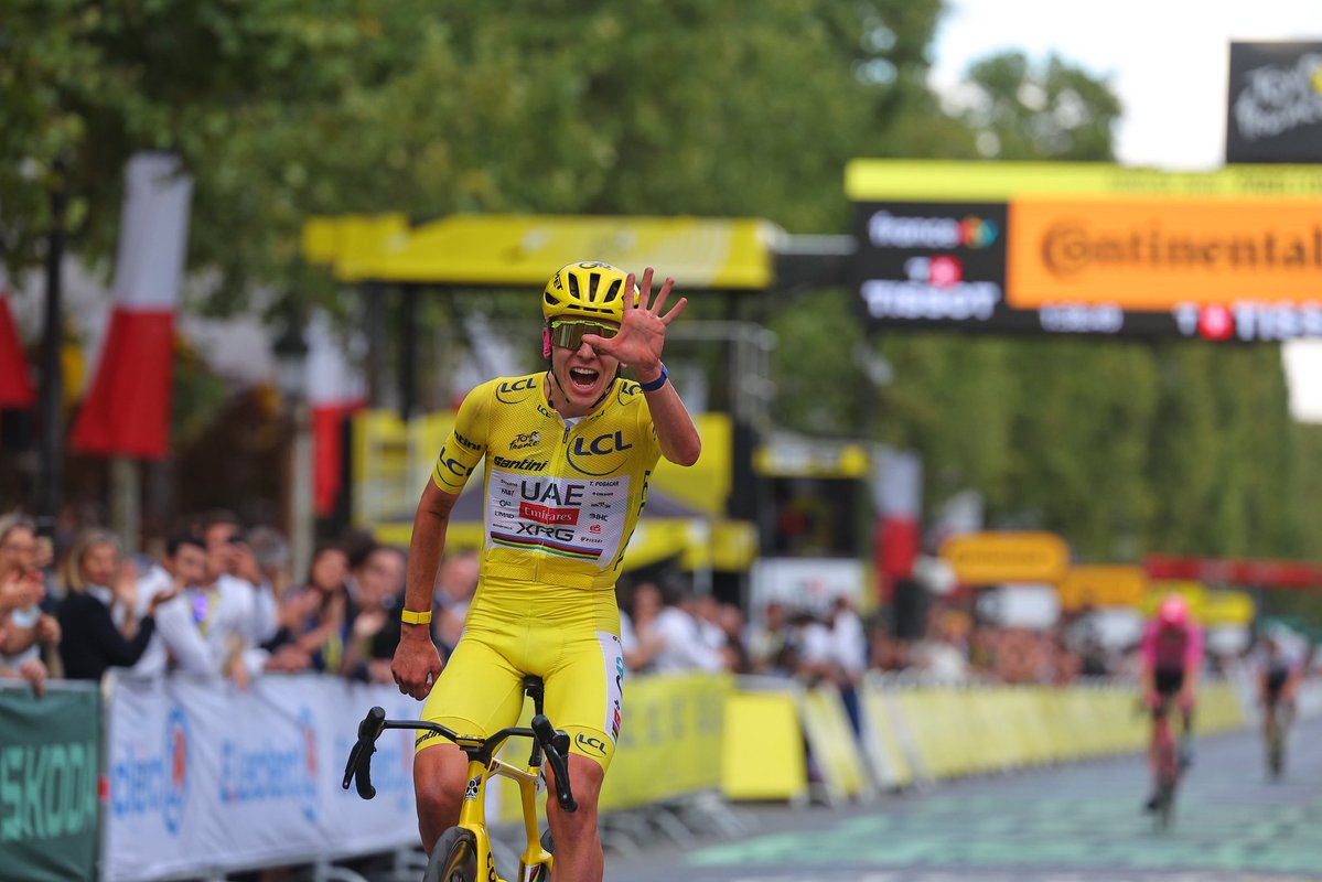 canereler's tweet photo. Ne son gündü ama!🚀
Bir Tour de France'ın daha sonuna geldik. 
Bu unutulmaz 3 haftalık yayın serüvenini paylaştığım @sarpergunsal @berkemceylan @eneskanbur @omersen147 &amp; @kosegluemre Eurosport ekibe çok teşekkürler. İzleyicilerimize ayrıca çok teşekkürler. https://t.co/7I16Fo6Hqy