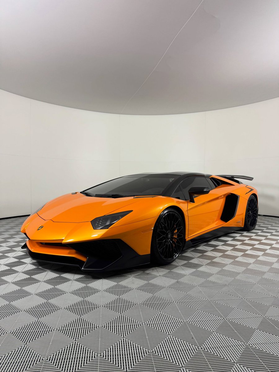 ApeXcarz's tweet photo. Lamborghini Aventador SV https://t.co/hm8yYnxQT9