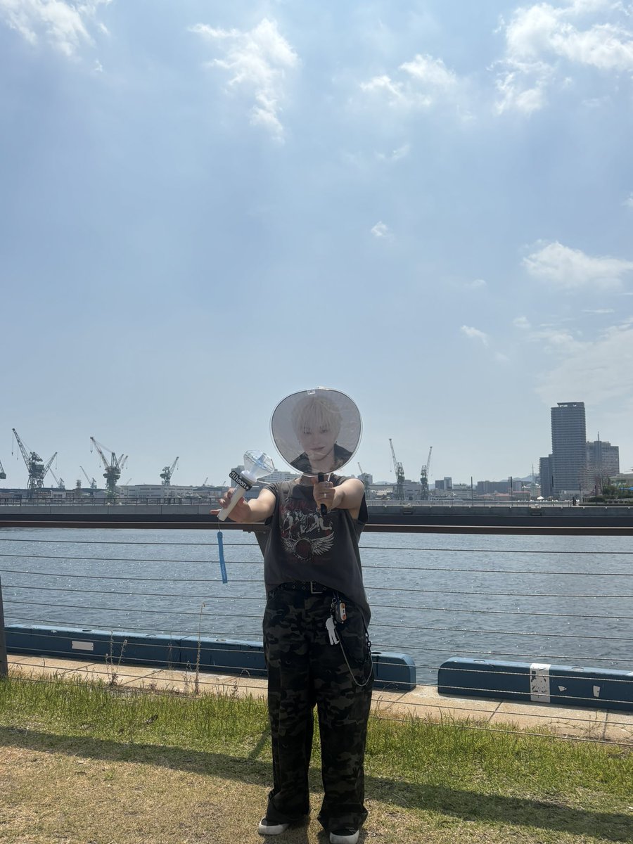 uyuy_04's tweet photo. ザステ神戸公演2日目！
京セラ振りのライブで、アリーナ最後列でセンステ全く見えんと背伸びばっかやったけど、客降りの時もトロッコも近すぎたし、永遠にペンラ振り回しすぎて筋肉痛やし
ヨシpの友達とも初双子コーデで楽しかった！

#THESTAGE_NEWWAV_LIVE_IN_JAPAN #トゥメのTHESTAGEコーデ https://t.co/ON3Fz3ohqV