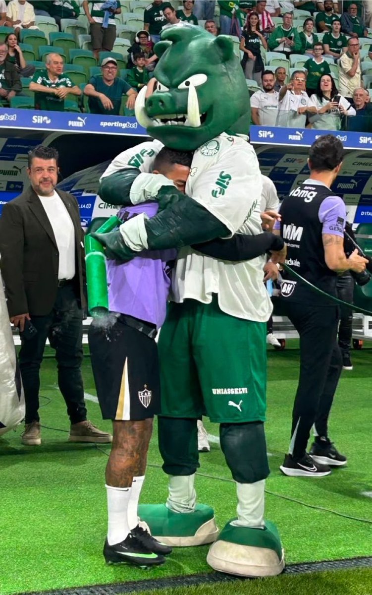 Yasminnsep22's tweet photo. Dudu de Volta ao estagio do Palmeiras. Imagem de dor e sofrimento. 

Não consigo ter raiva dele 💚 https://t.co/O2mjdGWepg