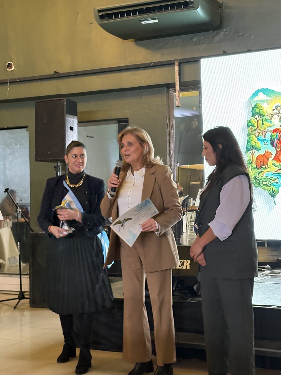 Merixnet_FNDN's tweet photo. ¡Un honor enorme recibir el Premio Nac. Gaviota de Plata! 
Un reconocimiento que renueva las fuerzas para seguir estando cerca  y transformando proyectos en realidades.
Gracias a la Org.Princesa Alexandra, a mi equipo y a todos los que confían día a día en este trabajo. 💛 https://t.co/QE43wA1EiW