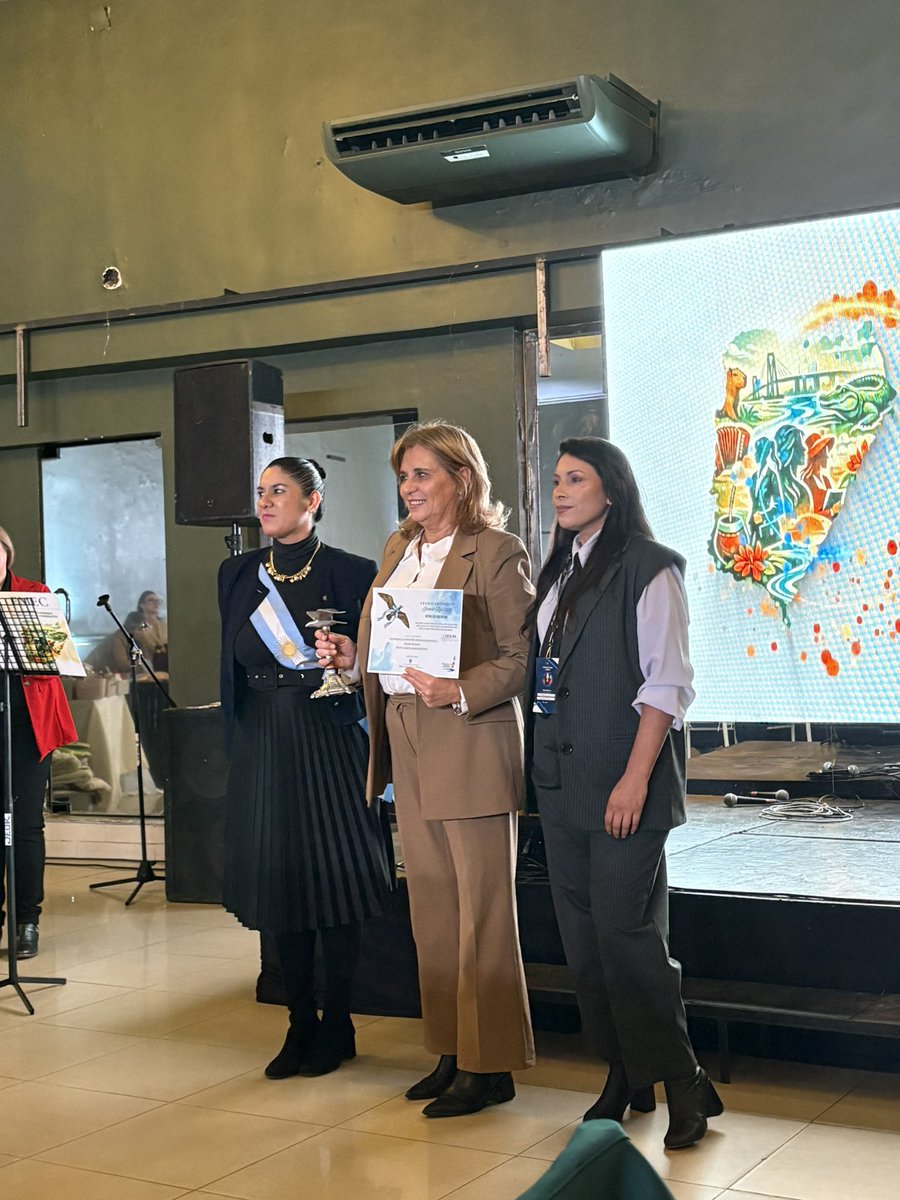 Merixnet_FNDN's tweet photo. ¡Un honor enorme recibir el Premio Nac. Gaviota de Plata! 
Un reconocimiento que renueva las fuerzas para seguir estando cerca  y transformando proyectos en realidades.
Gracias a la Org.Princesa Alexandra, a mi equipo y a todos los que confían día a día en este trabajo. 💛 https://t.co/QE43wA1EiW