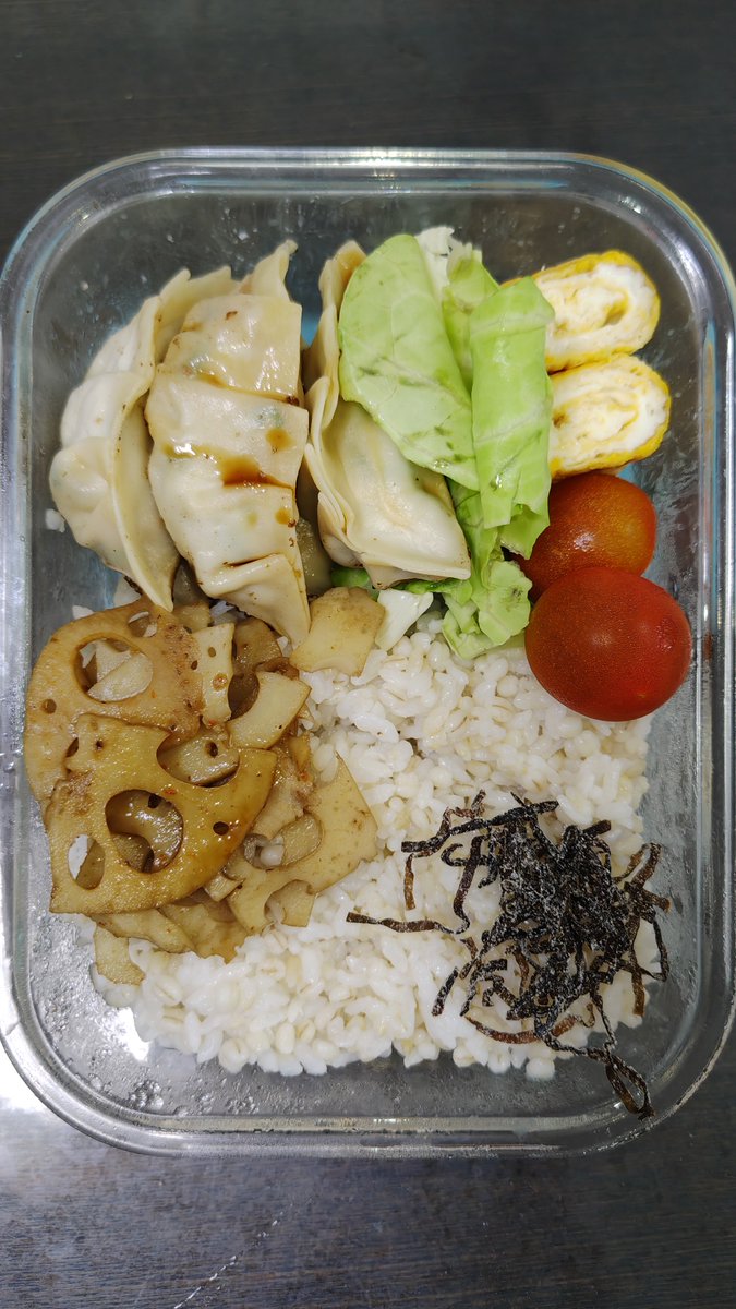 teztan's tweet photo. 涼し気などんより空の月曜日のおはよー。
今日のお弁当ゎ。。。
昨夜の残りの餃子弁当。だ。

#お弁当　#お弁当記録　#お弁当作り https://t.co/XCB94n0GAi