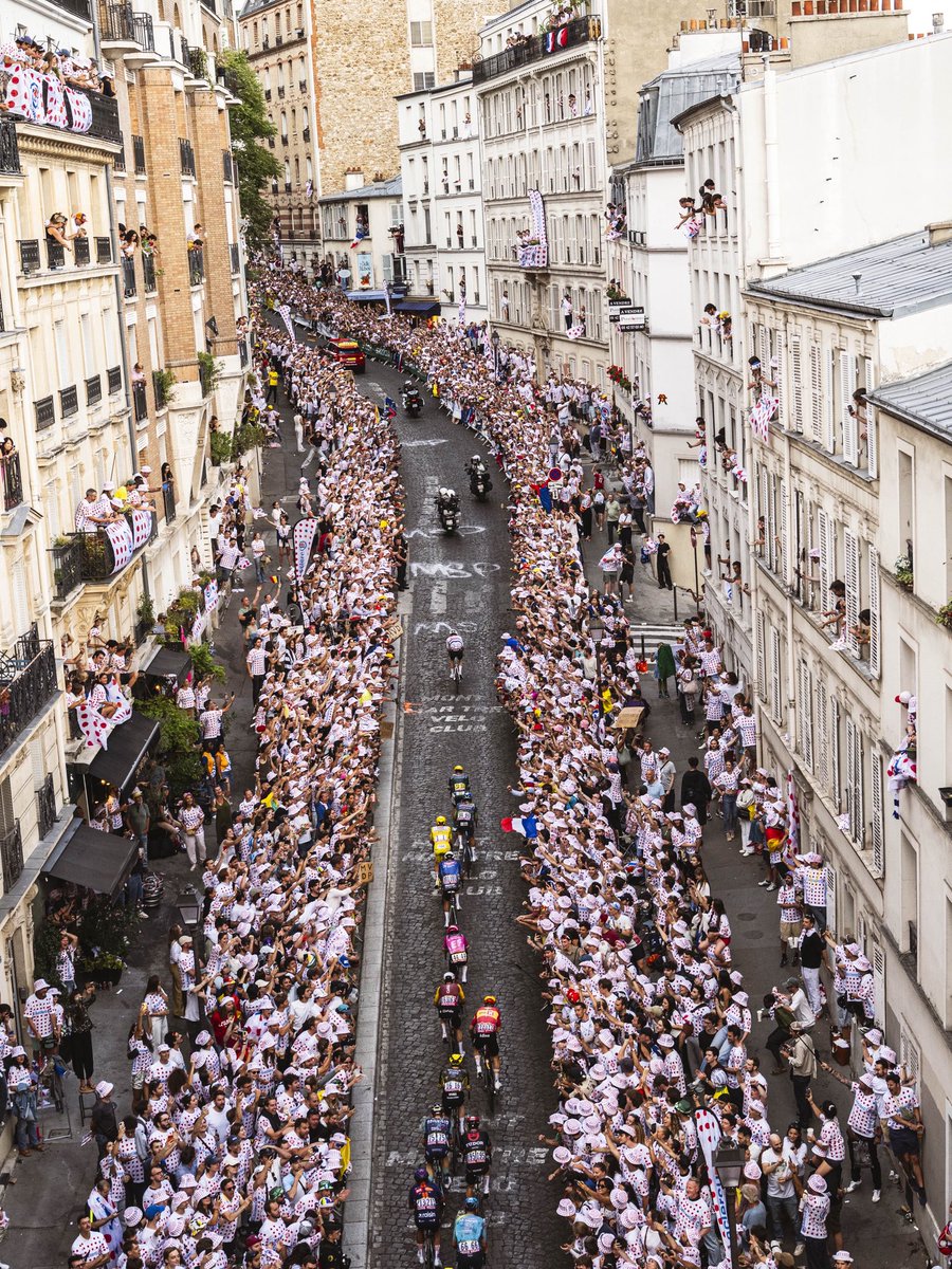 canereler's tweet photo. Ne son gündü ama!🚀
Bir Tour de France'ın daha sonuna geldik. 
Bu unutulmaz 3 haftalık yayın serüvenini paylaştığım @sarpergunsal @berkemceylan @eneskanbur @omersen147 &amp; @kosegluemre Eurosport ekibe çok teşekkürler. İzleyicilerimize ayrıca çok teşekkürler. https://t.co/7I16Fo6Hqy