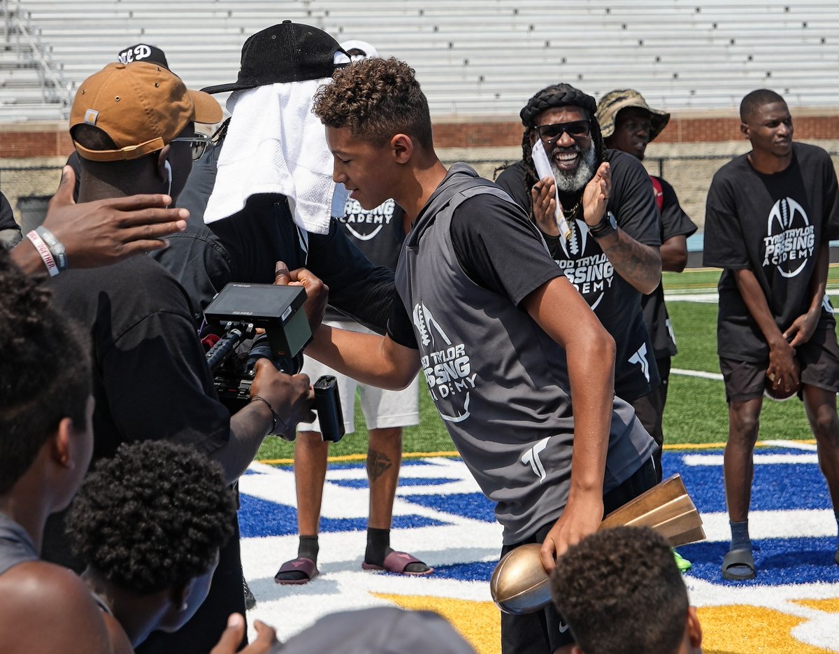 WillVapreps's tweet photo. Woodberry Forest QB Christopher Hagans was selected Most Accurate Passer (Freshman) at the Tyrod Taylor Passing Academy @VaPrepsRivals @coachmhagans @WoodberryFB https://t.co/vNC37N6YZ1