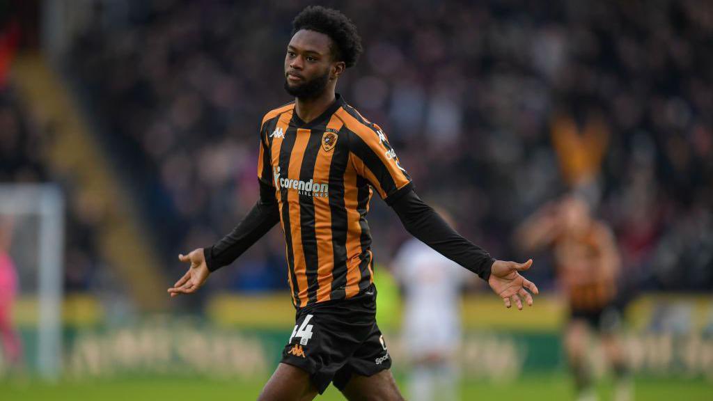 RMcafc's tweet photo. With reports now suggesting Abu Kamara’s agent isn’t keen on a move to Portsmouth, Charlton could have a real opportunity if they decide to push ahead.

One to watch. 👀 #CAFC #Charlton https://t.co/EiiGCCxqhO