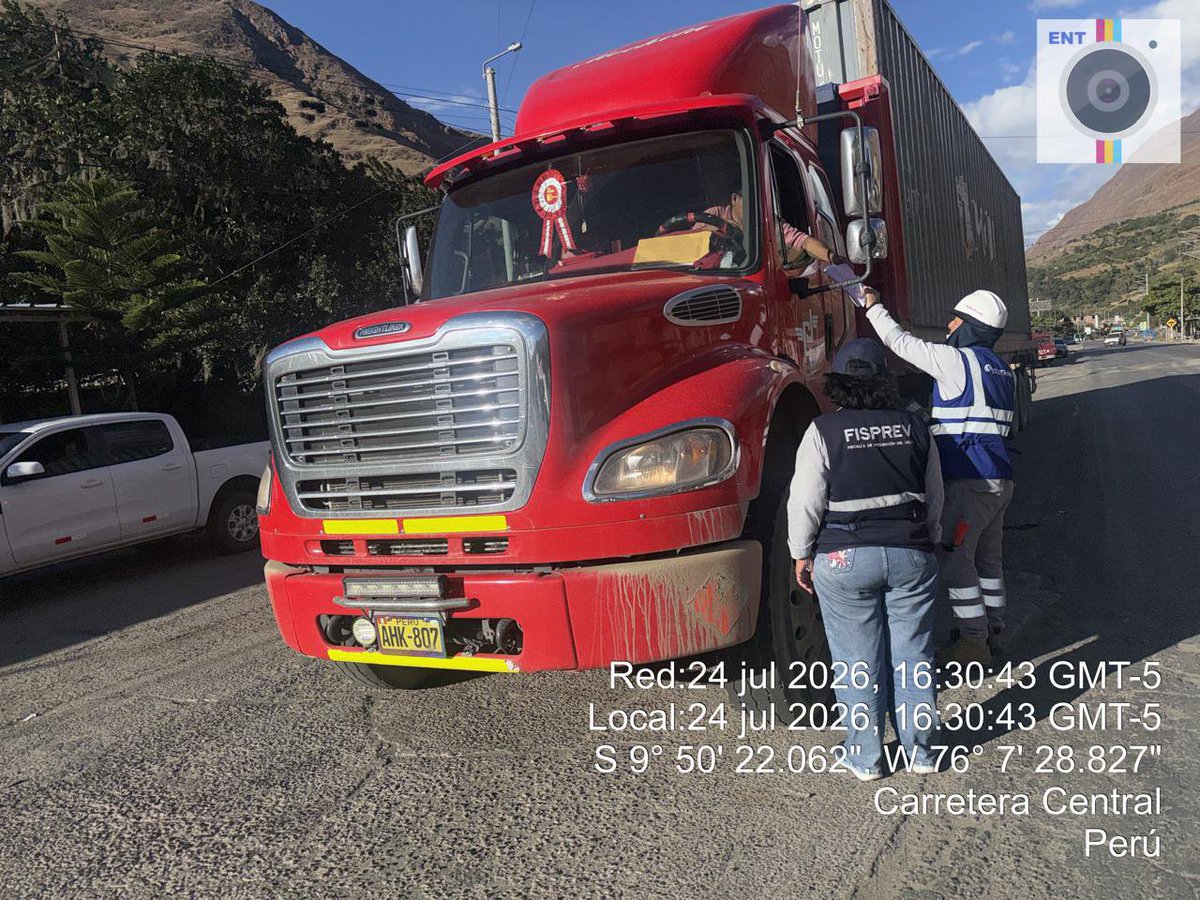FiscaliaPeru's tweet photo. #FeriadoSeguro | Fiscalía de Prevención del Delito de Huánuco desplegó operativos preventivos en vías de acceso, terminales de transporte y establecimientos nocturnos para fortalecer la seguridad de la ciudadanía durante el feriado largo.

▶️ Como resultado de las acciones conjuntas efectuadas con la PNP, SUTRAN, la Dirección Regional de Transportes y Comunicaciones y la Municipalidad Provincial de Huánuco, se sancionó a conductores que infringían el reglamento de tránsito y se clausuró un establecimiento por contar con el certificado ITSE vencido, reforzando las acciones para prevenir accidentes y proteger a la población.