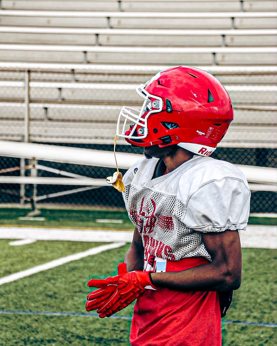 KevinHunterIII's tweet photo. Great end to summer camp with @RedHawkFB 
27 more days til Week 1❤️‍🔥🏈‼️

@PrepRedzoneIL @CoachFitzFball https://t.co/kG7Ir4ST53