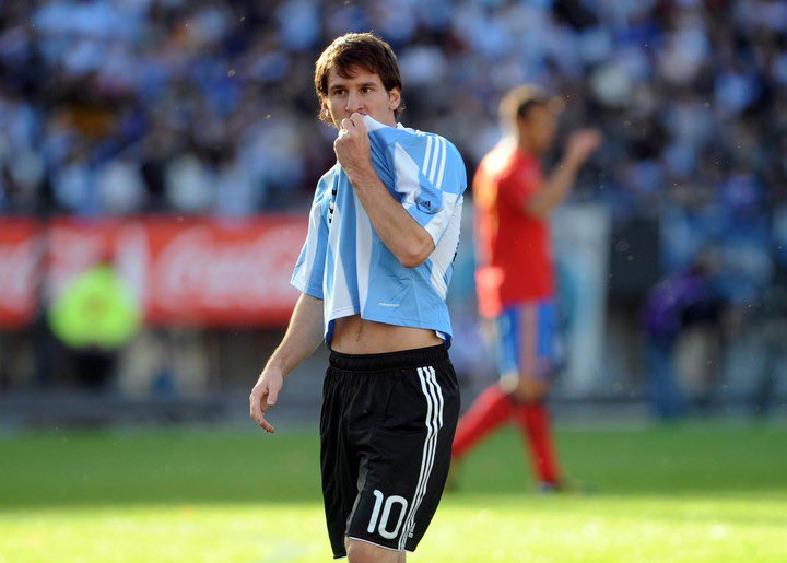 goldkook's tweet photo. messi se pega un tiro si ve estos edits https://t.co/t5ndXIi4eM