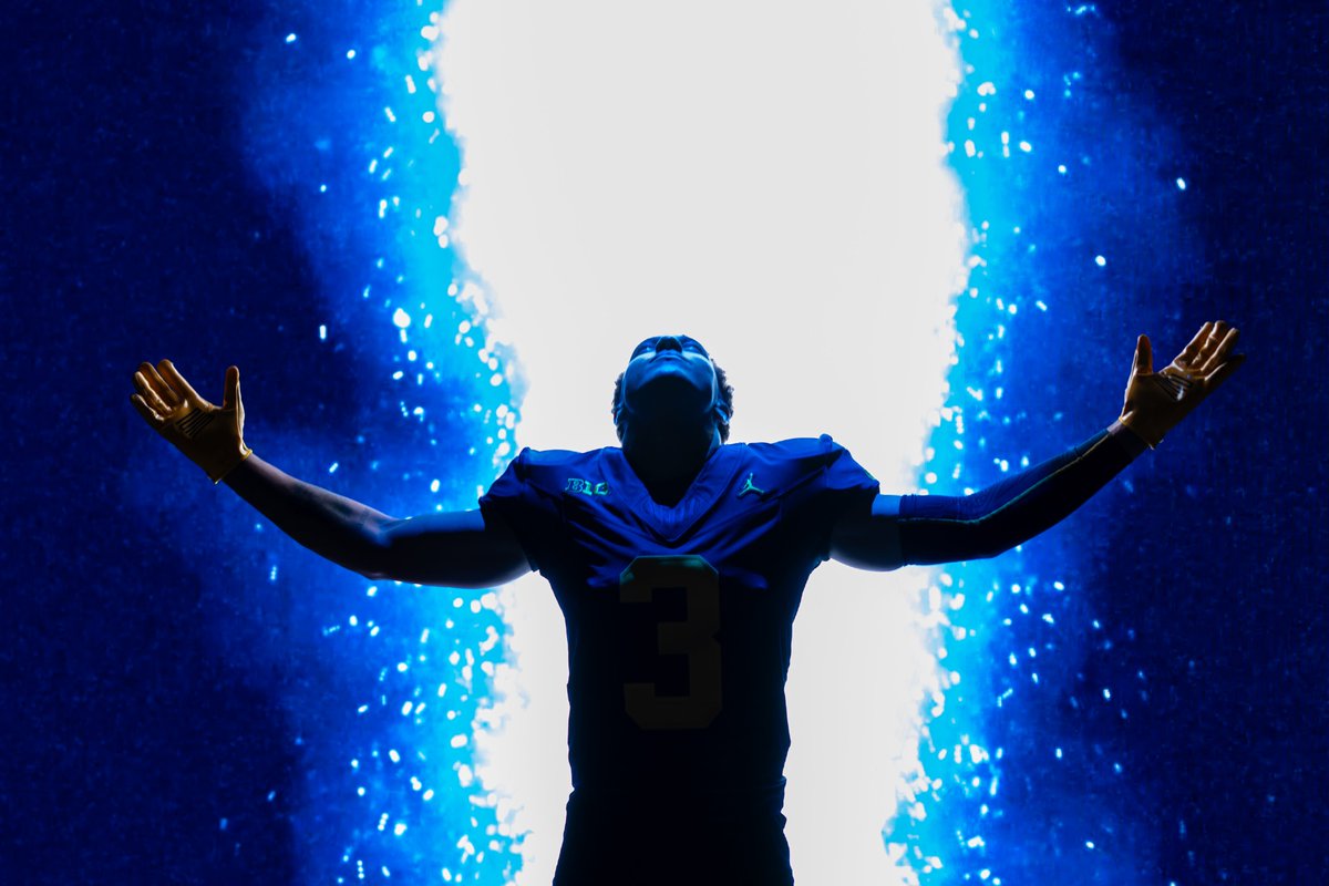 UMichFootball's tweet photo. Defining aura 😶‍🌫️ https://t.co/W4Kn6ln61Q