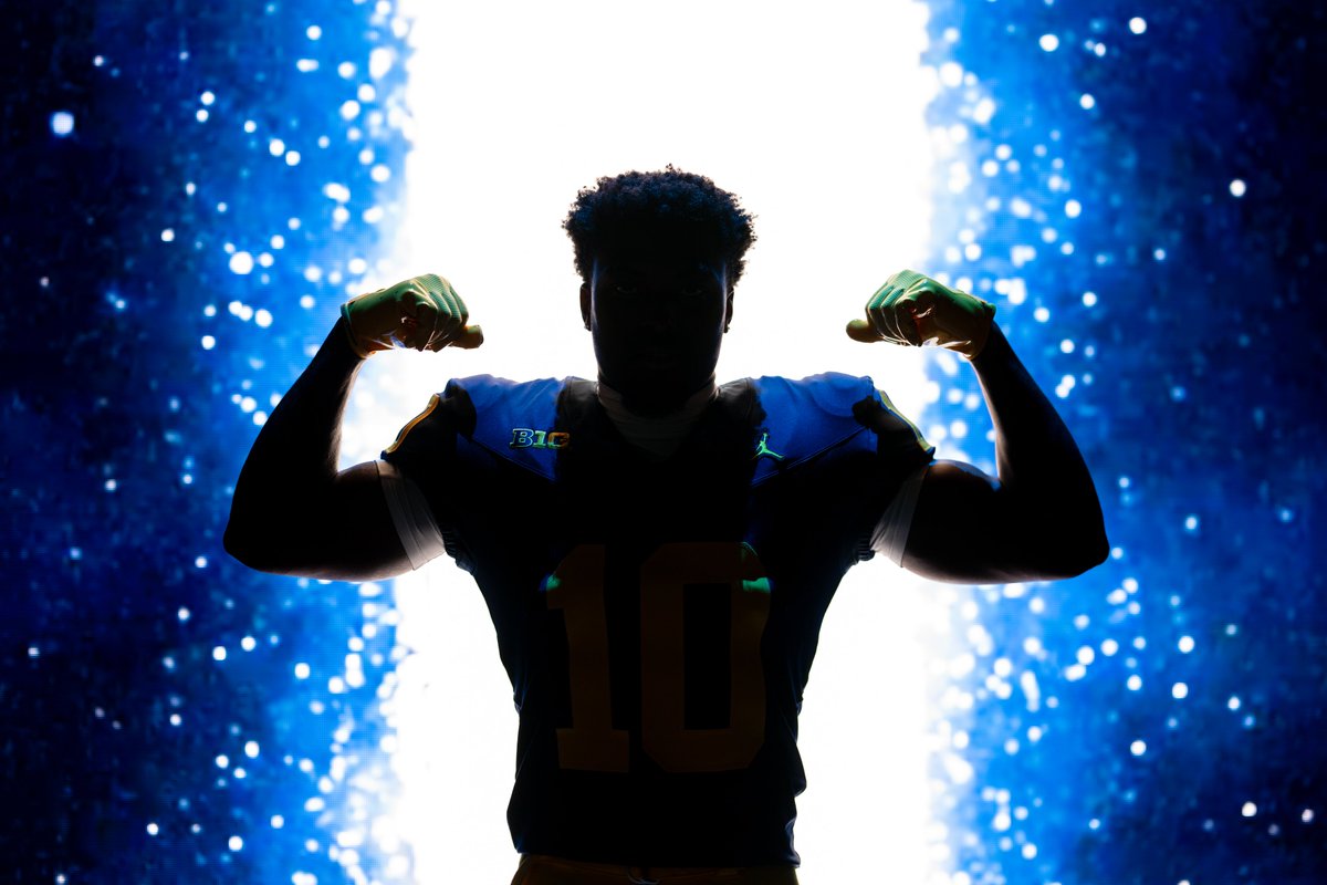 UMichFootball's tweet photo. Defining aura 😶‍🌫️ https://t.co/W4Kn6ln61Q