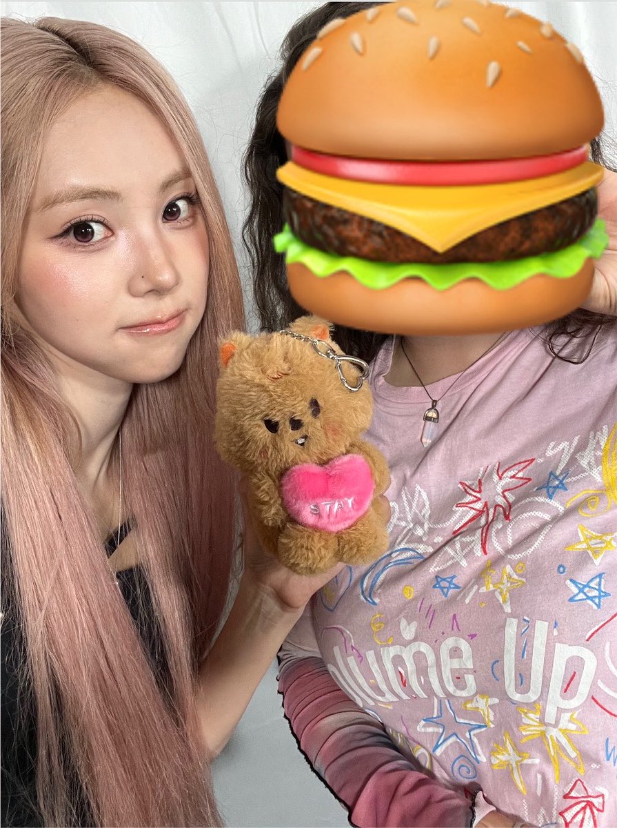 dals0skz's tweet photo. JINSOUL FROM LOONA WITH HAN QUOKKA AND SHE SAID HES "SO CUTE" https://t.co/vglHg1aB41