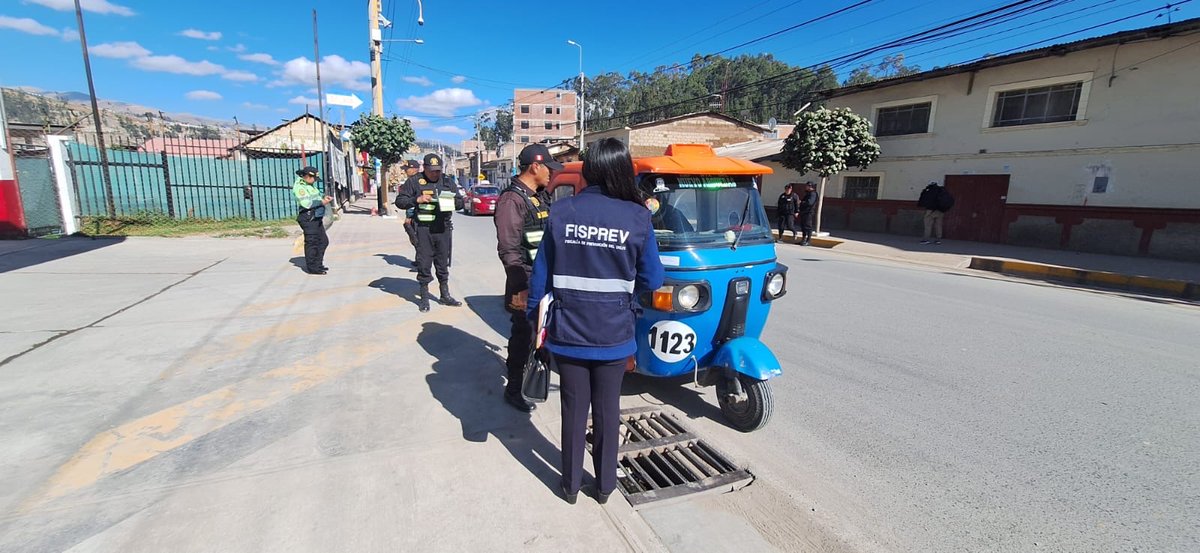 FiscaliaPeru's tweet photo. #FeriadoSeguro | Fiscalía de Prevención del Delito de Andahuaylas viene ejecutando operativos preventivos por Fiestas Patrias en restaurantes, quintas, terminales terrestres, carreteras, hospedajes y otros establecimientos, en coordinación con autoridades municipales y la Policía Nacional del Perú.

▶️ Durante las intervenciones se exhortó a transportistas y administradores a cumplir la normativa vigente, garantizar las condiciones de seguridad y brindar servicios que protejan la vida y la salud de la ciudadanía. Estas acciones buscan prevenir accidentes y la comisión de delitos, fortaleciendo la seguridad de las familias peruanas durante el feriado largo.