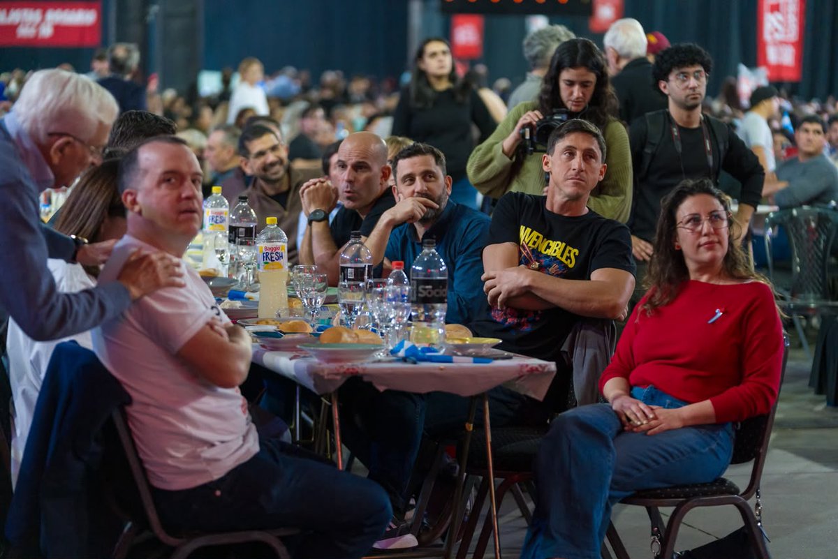 mcuvertino's tweet photo. 🌹Más de 5.000 personas en el gran locro Socialista de #Rosario!
A 130 de su nacimiento el Partido Socialista sigue demostrando que hay otra forma de hacer política: con comunidad, solidaridad y encuentro.

#PS130
#PoliticaQueSirve
#LocroPS https://t.co/L6T7Gk2iww
