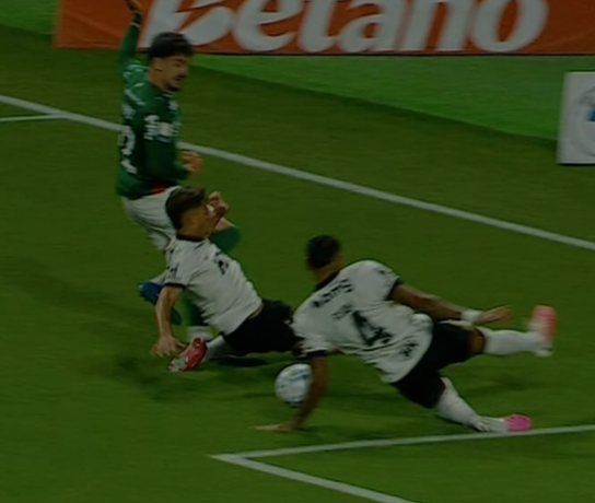 parmeramilgrau's tweet photo. Juizão marcou o pênalti e tirou após análise no VAR, tá certo isso? https://t.co/OM8uJMgohX