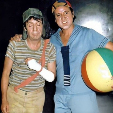 ChavesEChapolin's tweet photo. Roberto Gómez Bolaños e Carlos Villagrán nos bastidores de uma apresentação ao vivo na Venezuela, em 1977. 😍🥰
#chaves #quico #tbt #fotorara #bastidores #venezuela #robertogomezbolanos #carlosvillagran #humor #comedia https://t.co/HWPAxlQV3i