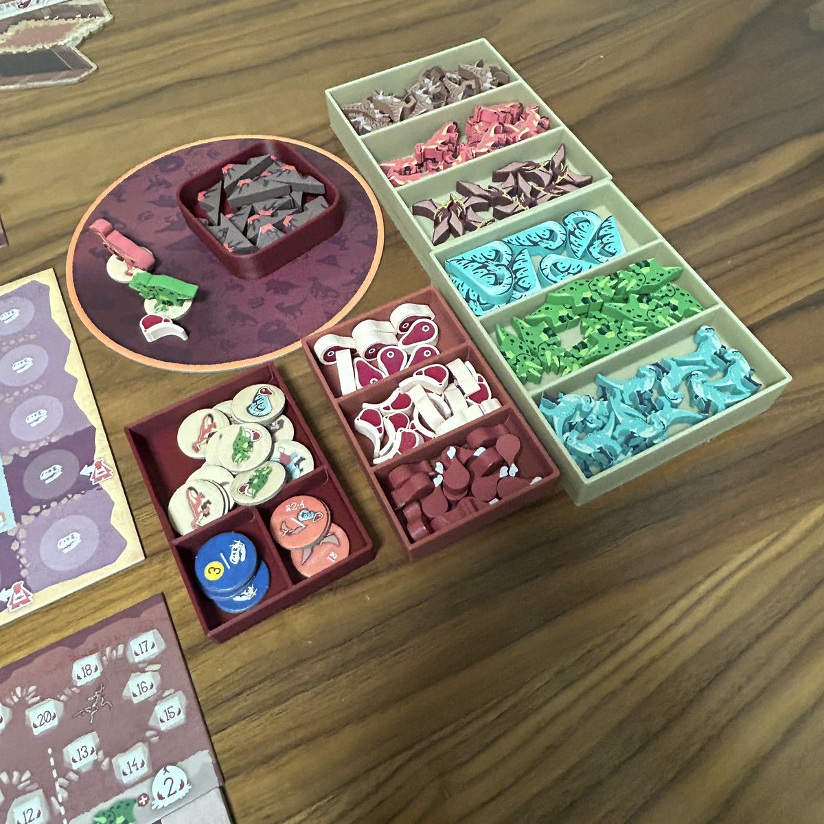 keron_boardgame's tweet photo. ガーデントリロジーのインサートを作りました！🐟🦩🦕

・アクアガーデン
・スカイガーデン
・ディノガーデン

それぞれのテーマに合わせた、こだわりの3色構成。
木駒も見やすく配置しています！

メルカリにて出品中です。
ご覧いただけると嬉しいです！

https://t.co/zX1XlHJNMF https://t.co/ehszZEbHrh