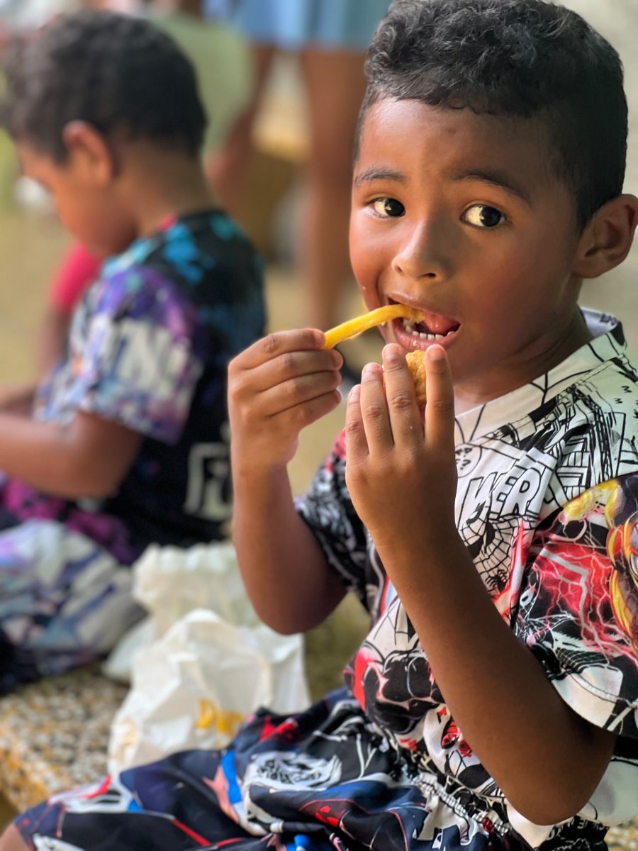 RobertoPatino's tweet photo. #26Julio En la iglesia de Naiguatá, tuvimos una actividad en la que entregamos 100 combos donados por Pollo Dorado, 50.juguetes y los niños disfrutaron de un momento de esparcimiento, gracias a Level Training club ¡Seguimos! https://t.co/IvFJH1CF7N