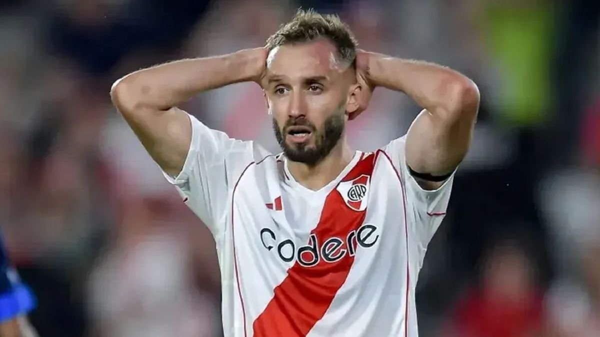fasantarellaok's tweet photo. Si hay algo en lo que estamos todos de acuerdo, es que a Pezzella no le dió para jugar en River. Ahora, la situación de él no es comparable con del resto de los colgados. Es un pibe del club, jugó en la selección, resigno guita para venir. No lo colgues. Dale una salida digna. https://t.co/IG83dz2c63