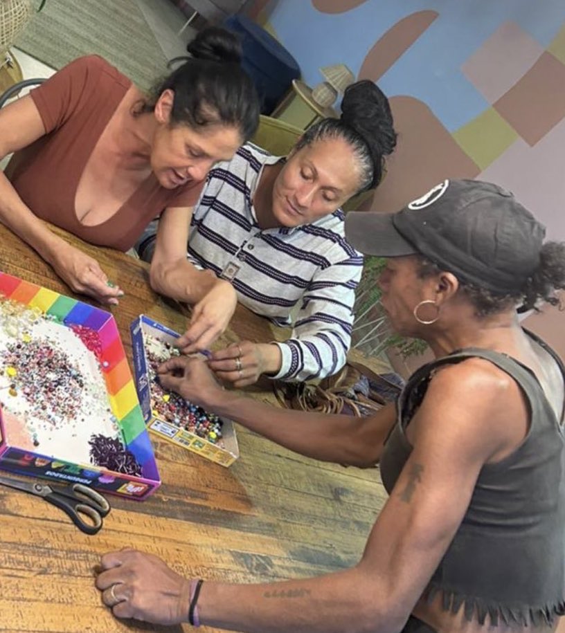 alinadurso's tweet photo. Queremos muito fechar o mês salvando uma casa que acolhe 30 travestis, mas só iremos conseguir com esse post indo mais longe, com muito RT

Estamos julho todo tentando arrecadar fundos para fechar esse mês das trans da casa florescer 2, que tem precisado tanto

Mas em 26 dias, conseguimos apoios muito baixos, ajudem fechar o mês delas!

Pix: traviarcado@gmail.com